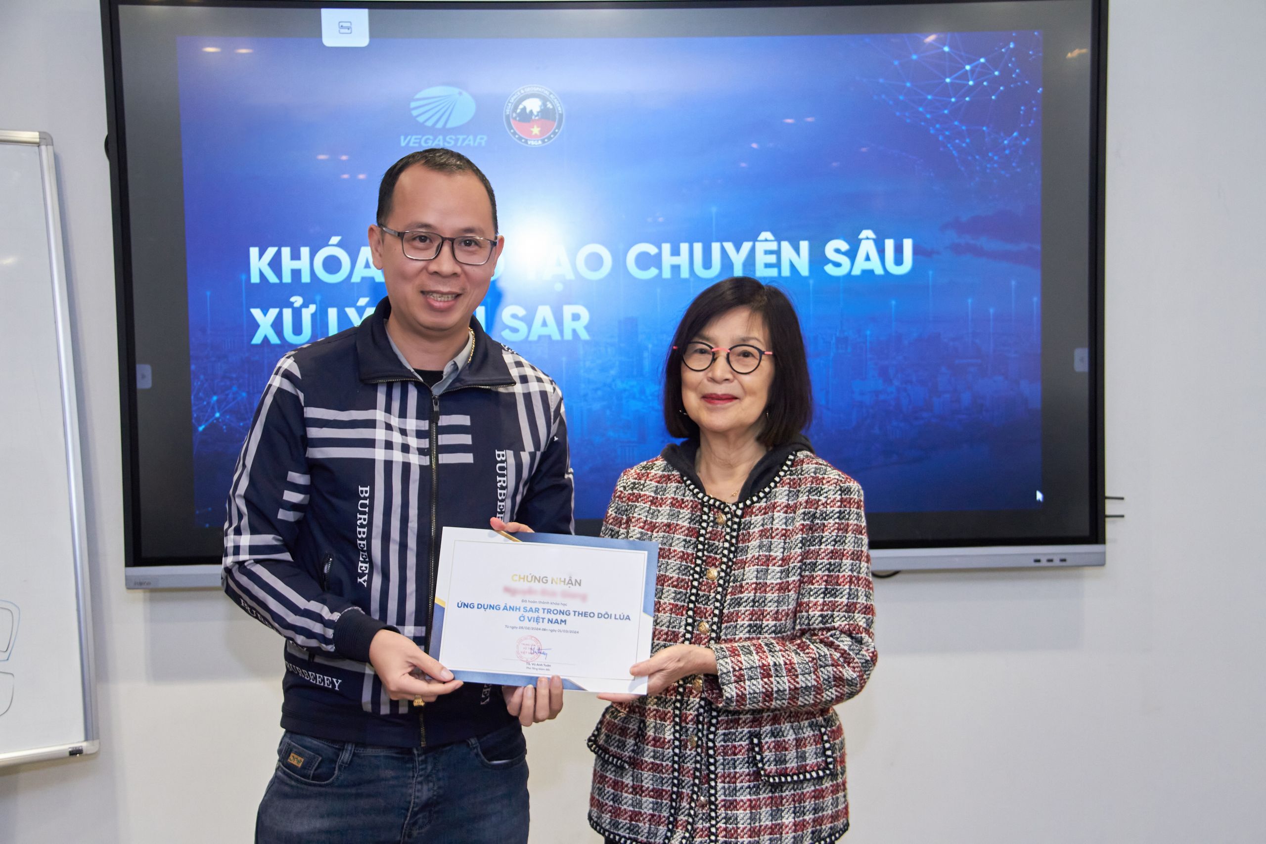 TS Lê Toàn Thủy trao chứng chỉ cho học viên