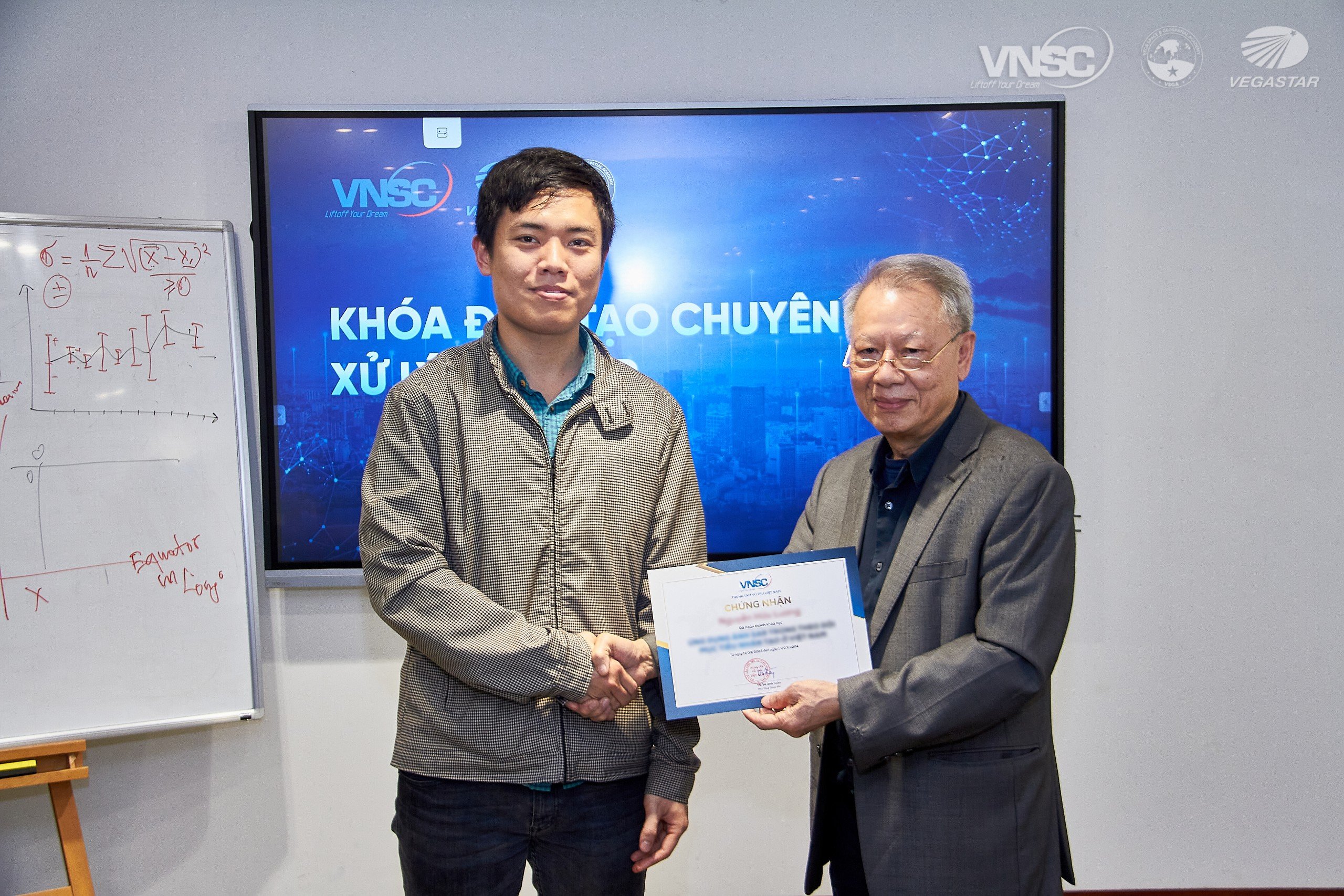 Anh/ chị học viên nhận chứng chỉ khóa đào tạo
